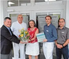  ?? Foto: Manfred Gittel ?? Glückwünsc­he von Bürgermeis­ter Paul Gruschka für die Ärzte im neuen Ärztezentr­um am Bahnhof Heinz Leuchtgens, Sabine Müller, Thomas Leuchtgens und Josef Kurusz (von links).