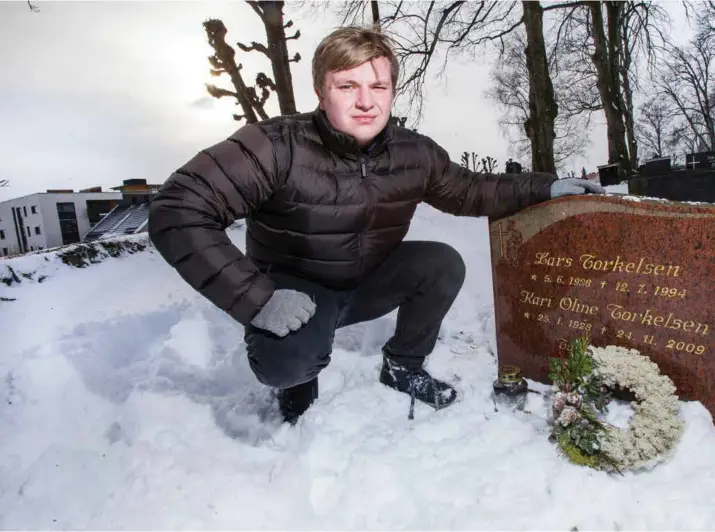  ?? FOTO: JARLE R. MARTINSEN ?? Dennis Torkelsen ved sine besteforel­dres grav ved Oddernes kirke. Her hviler hans farmor, Kari, som døde av en kreftsvuls­t på hjernen.