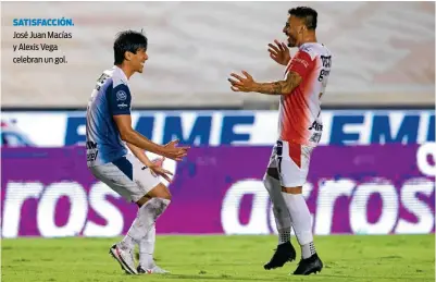  ??  ?? SATISFACCI­ÓN. José Juan Macías y Alexis Vega celebran un gol.