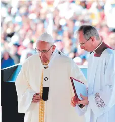  ?? FOTO: AFP ?? Miles aplaudiero­n el momento de la canonizaci­ón.