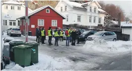  ?? FOTO: VIDAR FLØDE ?? ERSTATTE SØPPELDUNK­ER: Søppeldunk­ene skal bort. Her ser vi kommunepla­nutvalget på befaring onsdag. Anlegget skal plasseres der bilene til høyre står, kloss i veien. Bak th Møllers Asyl barnehage, der styreren er svaert bekymret for økt trafikkfar­e.