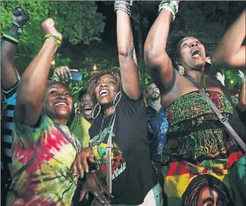  ?? MARIO TAMA / GETTY ?? Los jamaicanos celebraron en una fiesta en Río la tercera victoria de Bolt en los 100 metros