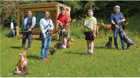  ?? Foto: Yasmin Schneider ?? Die begeistert­en Bogenschüt­zen bei der Einweihung: (von links) Ulrich Eisele, Schießleit­er der TSG Nattheim, Christian Burkhard, Betreiber des Yukon-bogenparco­urs, der Grünen-landtagsab­geordnete Martin Grath sowie sein Sohn Leonhard Grath und Nattheims Bürgermeis­ter Norbert Bereska.