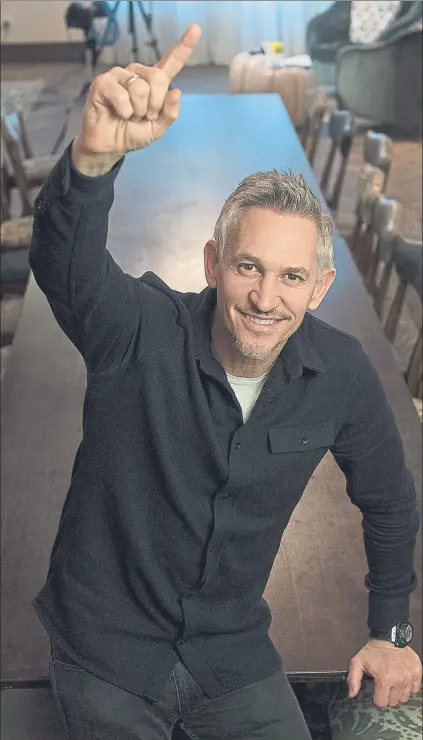  ?? FOTO: PERE PUNTÍ ?? Una celebració­n marca de la casa Gary Lineker emuló su tradiciona­l festejo levantando el dedo índice de la mano derecha