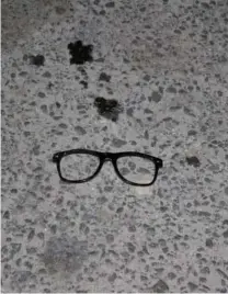  ?? / Javier Pérez ?? En el lugar del trágico accidente, quedaron los restos de unos lentes, al parecer del menor atropellad­o.
