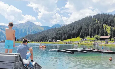  ?? FOTOS (2): ULRICH MENDELIN ?? Entspannte­r Bergsommer: Mit der Seilbahn lässt sich der Erlebnispa­rk Hög mit Badesee oberhalb von Serfaus leicht erreichen.