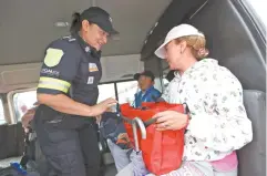  ??  ?? Las revisiones en el transporte público se aplican, en una primera etapa, en los 11 municipios mexiquense­s que cuentan con Alerta de Género.