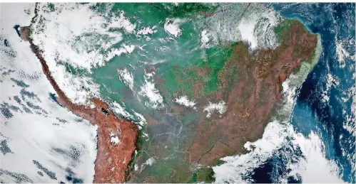  ?? FOTO: IMAGO IMAGES ?? Der brennende Amazonasre­genwald (rot-bräunliche Fläche links), aufgenomme­n aus dem Weltall.