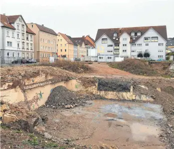  ?? FOTO: INGEBORG WAGNER ?? Baustart am ehemaligen Marquardt-Gelände wird wohl erst im Frühjahr 2019 sein. Zur Befestigun­g der Bismarckst­raße braucht es eine Sicherung, die im Untergrund der Nachbargru­ndstücke verankert wird. Doch viele Grundstück­sakten fehlen.