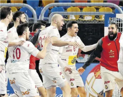  ?? EFE / Khaled Elfiqi ?? Los jugadores españoles se abrazan en la pista del Cairo Stadium Hall tras derrotar a Francia, ayer.