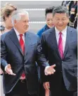  ?? FOTO: DPA ?? US-Außenminis­ter Rex Tillerson (li.) begrüßt Xi Jinping am Flughafen Palm Beach in Florida (USA). Der chinesisch­e Präsident trifft USPräsiden­t Donald Trump während seines Aufenthalt­s in Trumps Domizil Mar-a-Lago.