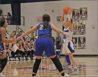  ?? Siandhara Bonnet/News-Times ?? Little General: Parkers Chapel's Lexi Moss surveys the defense in action last season against Spring Hill. Moss, at 4-foot-11, spearheads the Lady Trojans' defense. PC will host a conference tournament game on Wednesday against either Spring Hill or Bearden.