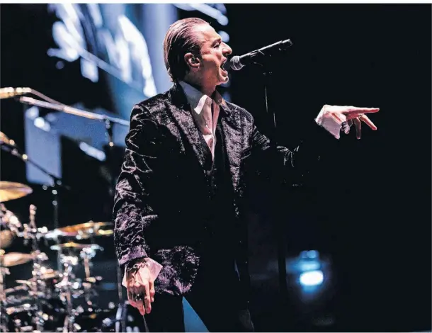  ?? FOTO: MAIRO CINQUETTI/IMAGO ?? Dandy-Diavolo, sardonisch­er Charmeur: Dave Gahan, Sänger von Depeche Mode, beim Konzert auf der aktuellen Tour in Mailand.