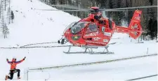  ??  ?? A valle Uno degli elicotteri impegnato nei soccorsi (foto Franco Ferrari)