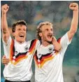  ?? Foto: dpa ?? In der farbigen Version des neuen DFB Trikots feierten Lothar Matthäus (links) und Rudi Völler 1990 in Rom den Titel gewinn.