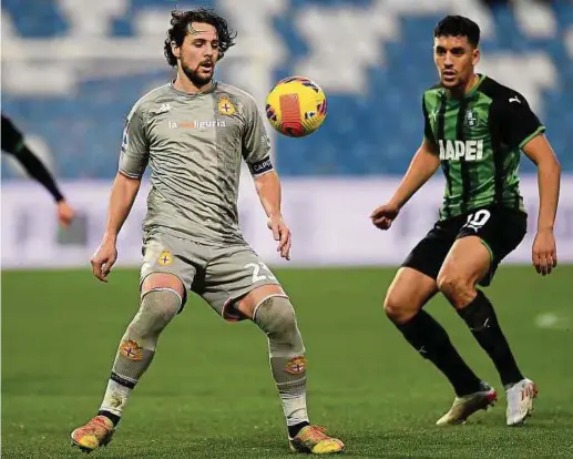  ?? Foto: Getty Images ?? Mattia Destro (l.), hier gegen Sassuolos Abdou Harroui, ist mit sieben Treffern der derzeit beste Torschütze des CFC Genua.