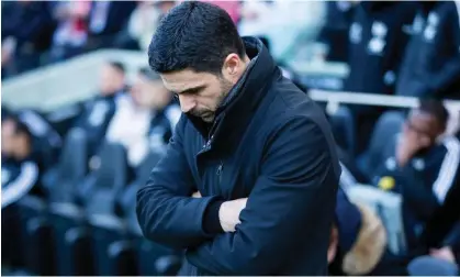  ?? ?? Mikel Arteta cuts a disconsola­te figure at Craven Cottage. Photograph: Mark Greenwood/IPS/Shuttersto­ck