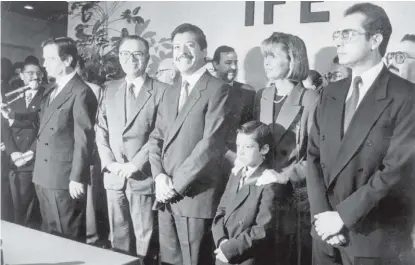  ?? ARCHIVO ?? El candidato priista junto con su esposa e hijo, además del ex presidente Ernesto Zedillo.