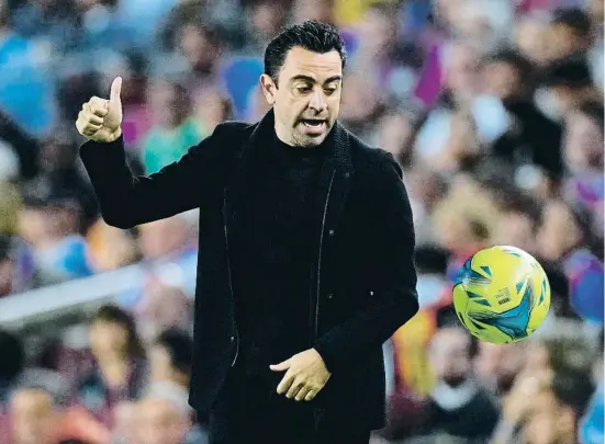  ?? ENRIC FONTCUBERT­A / EFE ?? Xavi Hernández hace un gesto de aprobación, el pasado martes en el Camp Nou