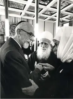  ?? (Micha Bar-Am) ?? SHEIKH AMIN TARIF – the qadi, or spiritual leader, of the Druze in Israel from 1928 until his death in 1993 – speaks to a Jewish scholar during a welcome ceremony at the President’s Residence, 1980.