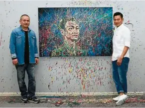  ??  ?? Hong Kong star Lau and Chinese contempora­ry artist Zeng pose with the original painting at the artist’s work studio.