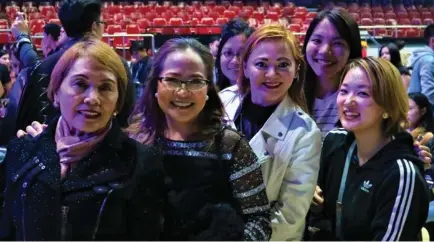  ??  ?? With President and COO of SunStar Baguio Jennifer Bautista and her beautiful mom, Debb.
