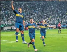  ??  ?? FESTEJO. Los jugadores de Boca celebran el pase a la final.