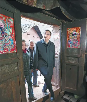  ?? WU ZHIYI / CHINA DAILY ?? Premier Li Keqiang visits a farmer’s home in Yujiadacho­ng village of Zhaotong, Yunnan province, on Monday to review local poverty alleviatio­n work.
