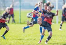  ?? FOTO: THOMAS SIEDLER ?? Die Juniorinne­n des FC Ellwangen (blaues Trikot) haben sich gegen Berneck mit 2:1 durchgeset­zt.
