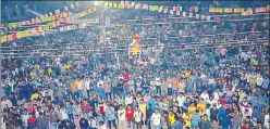  ?? HT PHOTO ?? ▪ Students listening to candidates making their final speeches on AMU campus.