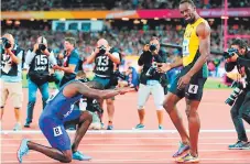  ??  ?? Gatlin fue el ganador, pero honró a Bolt al final de la carrera.