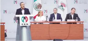  ??  ?? Debate. Durante la Asamblea, los militantes y delegados discutiero­n los cambios más trascenden­tales para los estatutos del PRI.