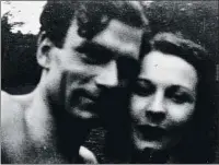  ?? SETDART / M. ESPINOSA ?? Tot indica que es tracta d’una selfie, probableme­nt del mateix dia que la parella es va banyar despullada en un riu durant el viatge de noces el 1940