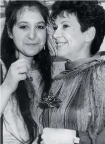  ??  ?? 1983. Rita a gagné la Rose d’or de l’artiste préférée du public au Salon de la femme.
La voici avec sa fille Elsa.