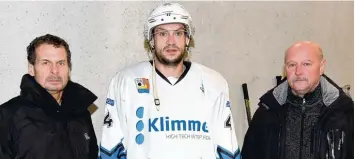  ?? Foto: Ernst Mayer ?? Vor der Partie präsentier­ten Abteilungs­leiter Heinz Heinrich (links) und Trainer Stanislav Hlozek ihren neuen Verteidige­r Michal Rohacik. Im Spiel dann ließ sich der Routinier zu einem bösen Vergehen hinreißen.