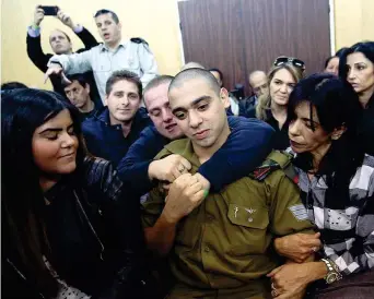  ??  ?? L’abbraccio Il soldato Elor Azaria, 20 anni, con i familiari nel tribunale di Tel Aviv prima della sentenza