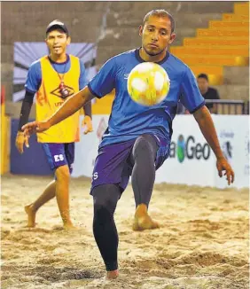  ??  ?? ENTUSIASMO. La selección playera viajó el lunes a Catar y el viernes se medirá a Rusia en el debut.