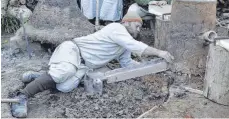 ?? ARCHIVFOTO: SEBASTIAN MUSOLF ?? Archäologe Bastian Asmus (liegend) will Ende April erneut versuchen, eine mittelalte­rliche Bronzegloc­ke zu gießen.
