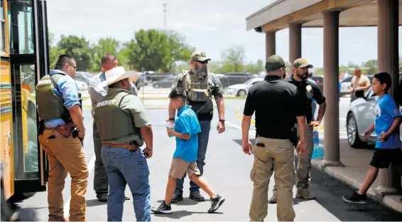  ?? REUTERS ?? Después del tiroteo,
grupos de niños salían de la escuela ubicada en Uvalde, Texas, bajo escolta policial