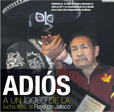  ?? ARCHIVO EL INFORMADOR ?? HOMENAJE. El Rayo de Jalisco (derecha) recibió en 2011 un reconocimi­ento de la familia de la Lucha Libre Independie­nte de México.