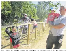  ??  ?? On vient au moto-cross en famille en prenant soin de l’audition des plus jeunes !