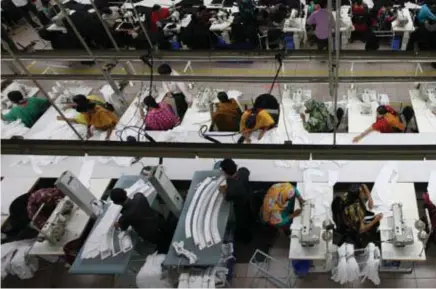  ?? FOTO BLOOMBERG ?? Uw jeansbroek zou 33 euro meer moeten kosten, als de impact op het milieu en de erbarmelij­ke omstandigh­eden in de denimwever­ijen in India en de jeansfabri­eken in Bangladesh worden meegereken­d.