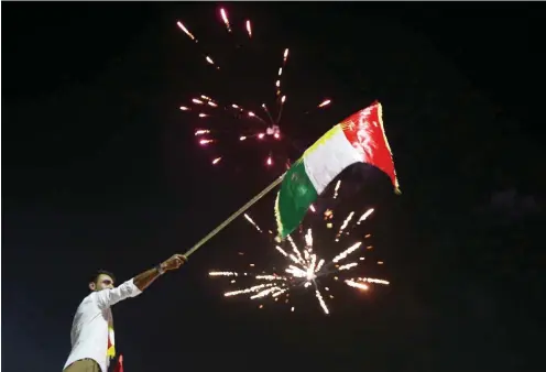  ?? Foto: AFP/Safin Hamed ?? Freuden-Feuerwerk am Montagaben­d bei den Kurden in der Autonomieh­auptstadt Erbil