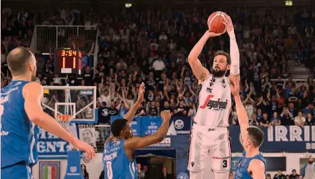  ?? CIAMILLO ?? N. 1 Marco Belinelli, 38 anni, 4 su 4 da tre contro Brescia. Il capitano della Virtus ha una media di 14,3 punti in 21’1 di media a partita in Serie A