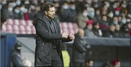  ?? FOTO: SIRVENT ?? Diego Simeone, a pesar de la derrota frente al Milan, sigue confiando en la clasificac­ión para los octavos de final de la Champions