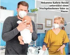  ??  ?? Hebamme Kathrin Herold unterstütz­t einen frischgeba­ckenen Vater zu Hause.