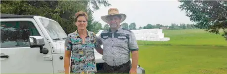  ??  ?? Chantale Laforest et Claude Gilbert à leur premier arrêt chez un producteur de foin biologique.