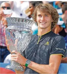  ??  ?? In der Hand den großen Sieger-Pokal von Washington, im Kopf große Zukunftsau­ssichten: Alexander Zverev hofft auf noch mehr Erfolge.
FOTO: COOPER/DPA