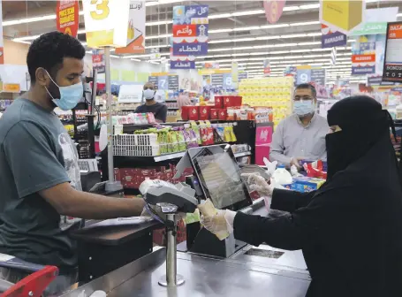  ?? Almaya ?? Customers at a Riyadh supermarke­t. Savola Foods Company will pay cash for 100% of Bayara’s issued share capital