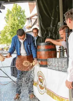  ?? Fotos (2): Felix Oechsler ?? Ulms Finanzbürg­ermeister Martin Bendel stach das erste Fass beim Saumarkt Fest in Ulm an – drei Schläge brauchte er dafür.